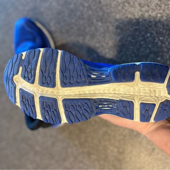 Woman’s ASICS cumulous shoes - Picture 5 of 5